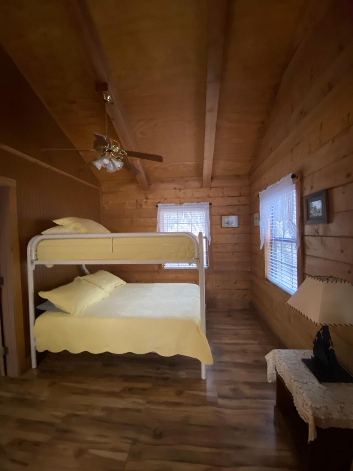 A Peace Of Heaven Cabins And Rv Vanderpool Eksteriør bilde