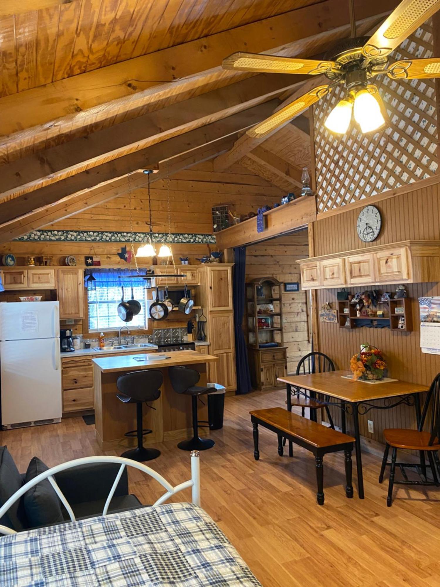 A Peace Of Heaven Cabins And Rv Vanderpool Eksteriør bilde
